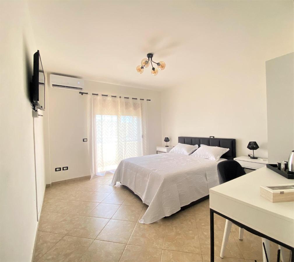 The White Corner Apartment Durres Bagian luar foto